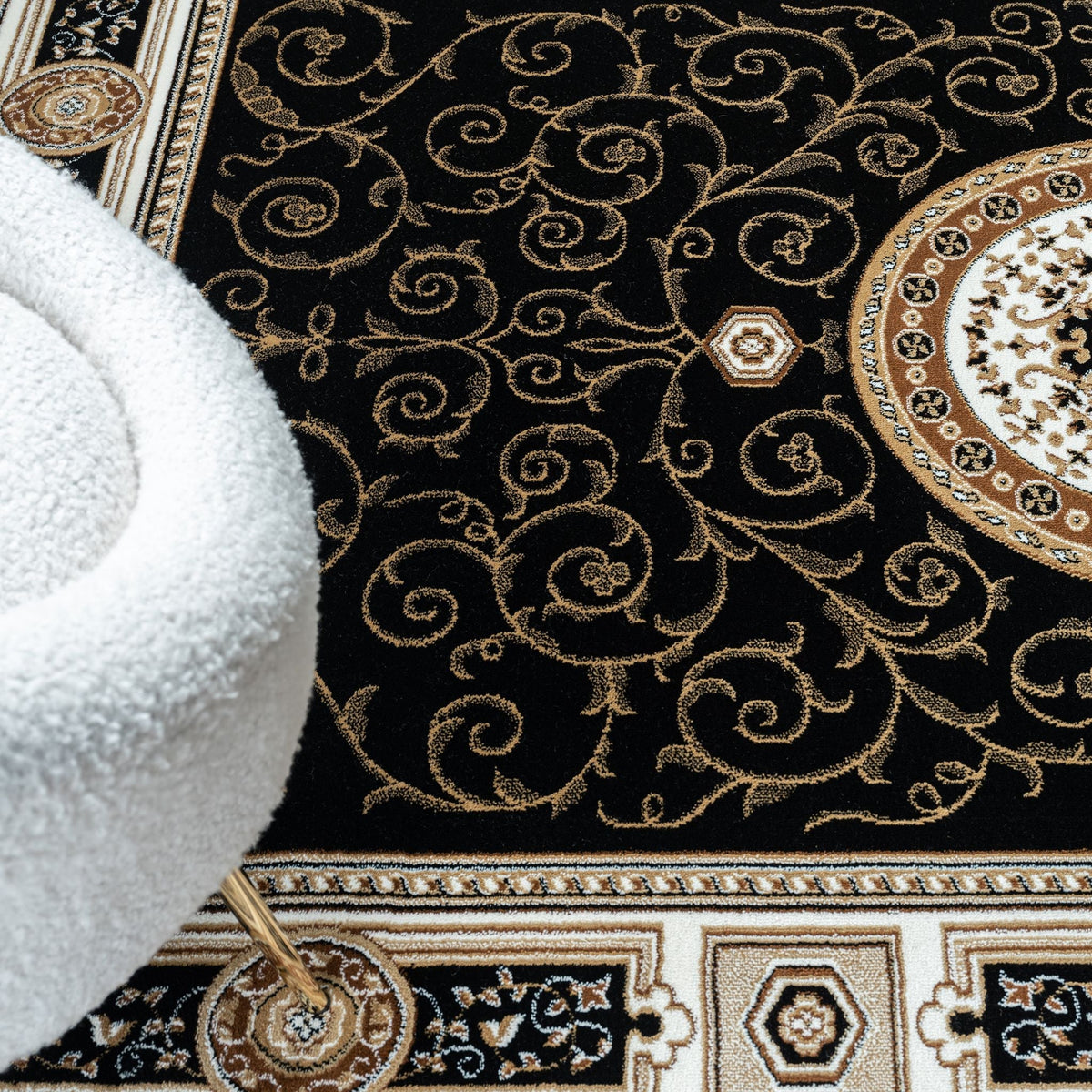 Estate 511 Black Traditional, Classic Rug